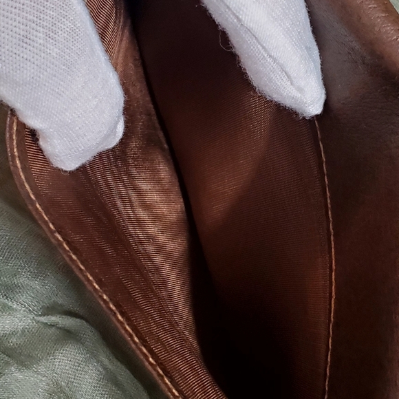 Gucci Vintage Leather Bi-Fold Wallet - Picture 9 of 10